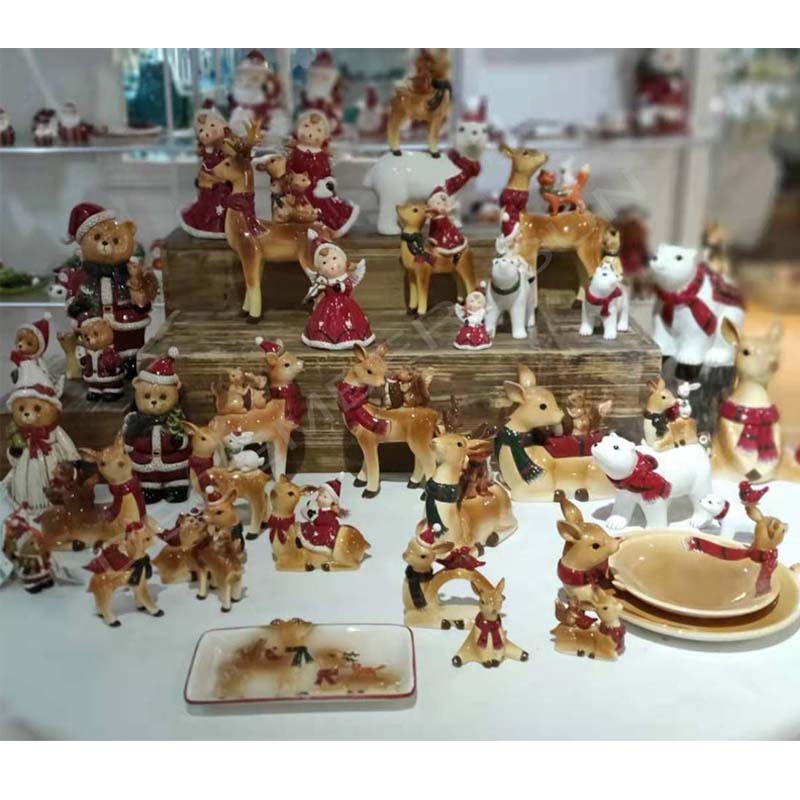 Vasta gamma di decorazioni natalizie in ceramica dipinte a mano