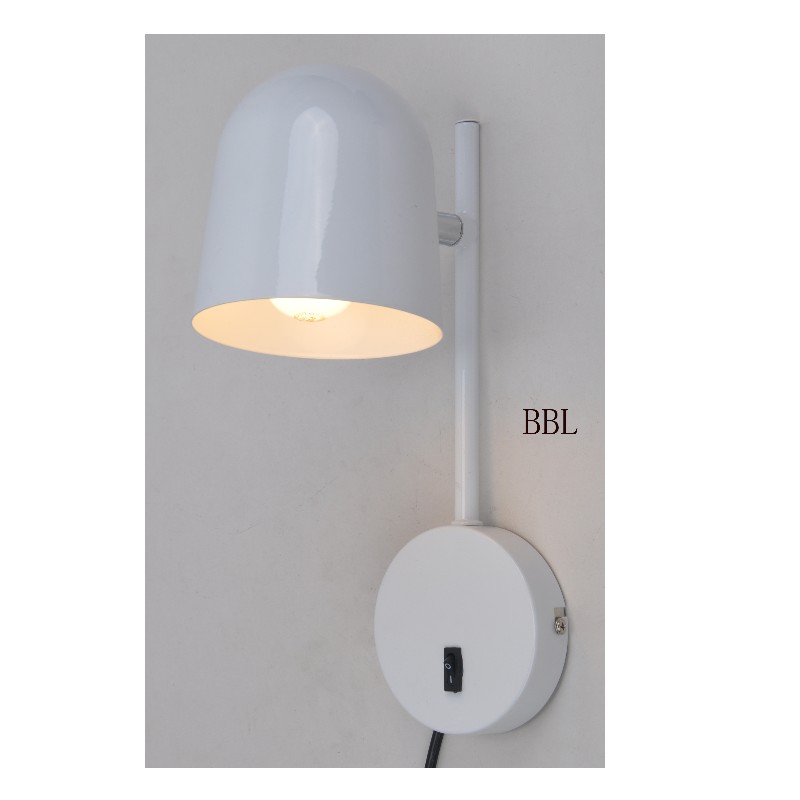 Lampada da parete con paralume in metallo girevole