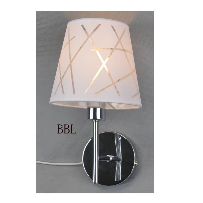 Lampada a muro con ombra di tessuto