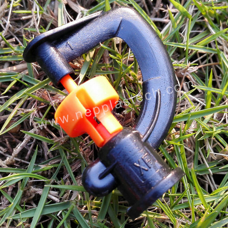 Irrigatori micro rotativi con sistema di irrigazione automatica frutteto