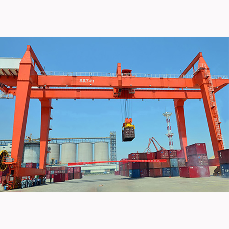Gru a cavalletto per container su rotaia