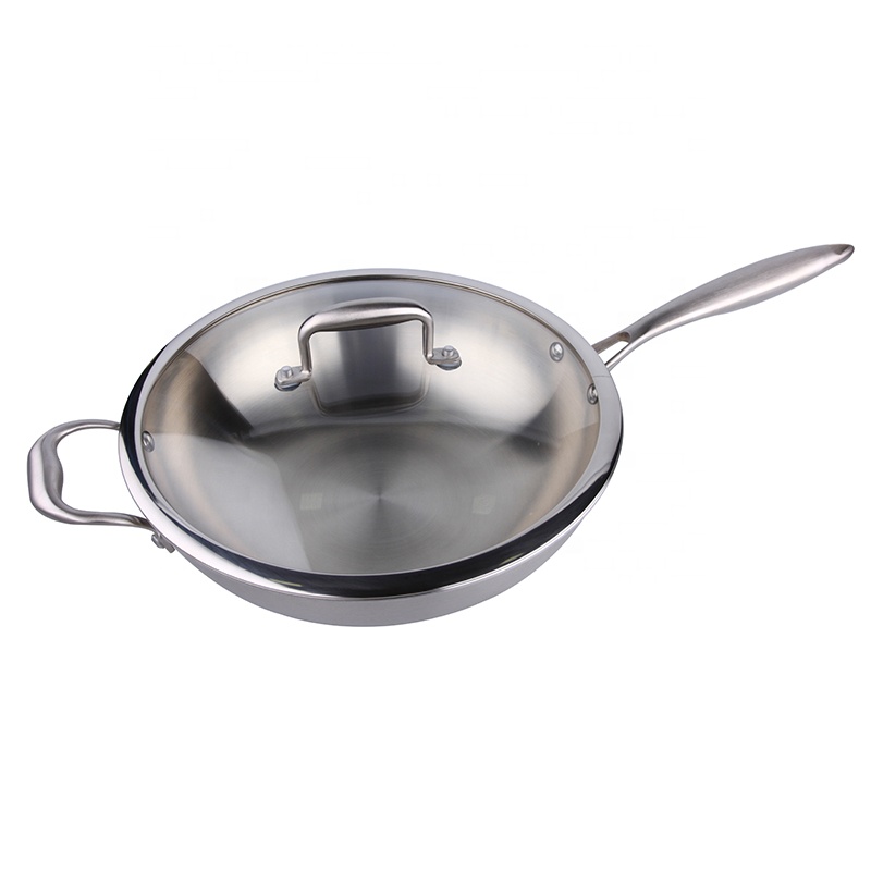 wok in acciaio inox con serratura e manico a coperchio visibile