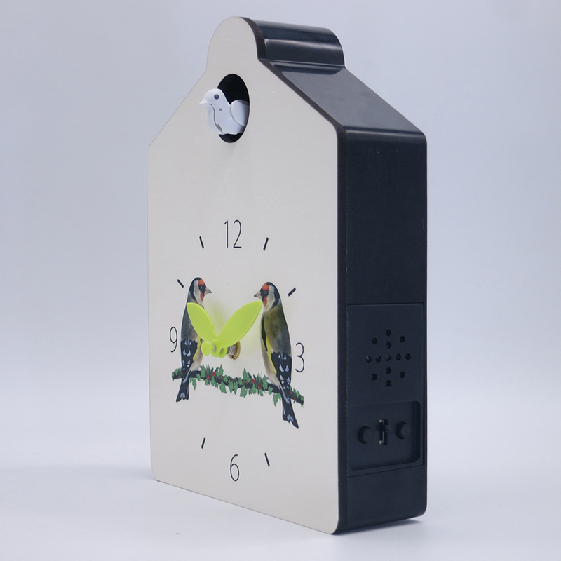 orologio bianco a cucù muro di legno