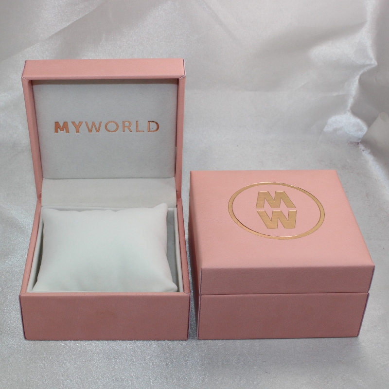 Articolo V-05 scatola rettangolare in similpelle di plastica per orologio. mm. 100 * 100 * 60, pesa circa 194 g