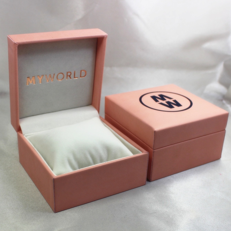 Articolo V-05 scatola rettangolare in similpelle di plastica per orologio. mm. 100 * 100 * 60, pesa circa 194 g