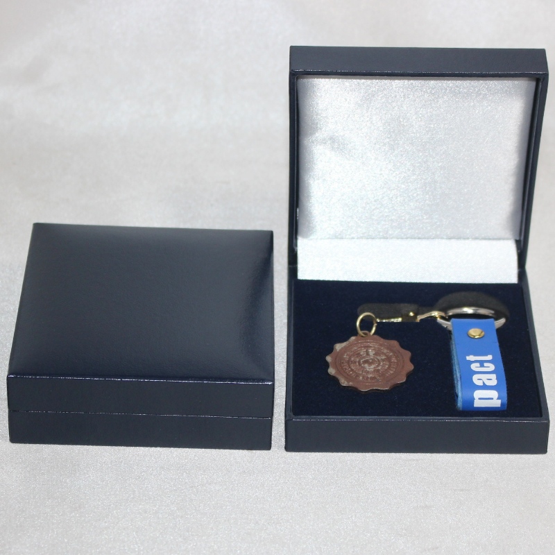 Articolo V-06 scatola quadrata in flanella di plastica per moneta da 50-60 mm, badge, gemelli, fermacravatta, medaglia, ecc. Mm. 88 * 91 * 33, pesa circa 85g