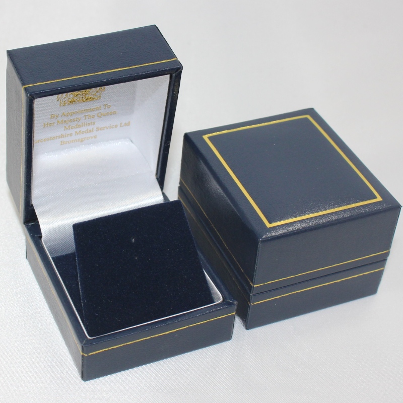 Elemento V-07 scatola di plastica quadrata coperta da carta in pelle per diametro 25-30 mm moneta, distintivo, anello, ecc mm.46*53*38, pesi circa 40g