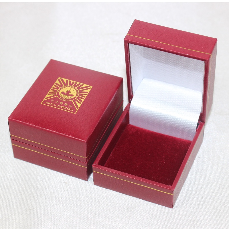 Articolo V-07S Scatola quadrata in similpelle di plastica per monete diametro 25-30 mm, badge, anello ecc. Mm. 46 * 53 * 32, pesa circa 35 g