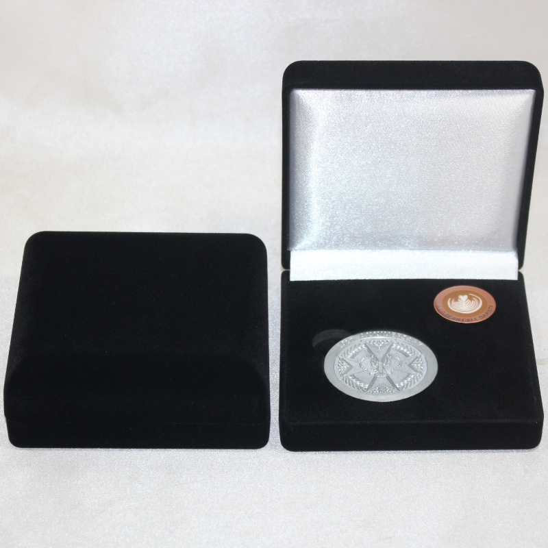 Articolo D-33L Scatola di velluto a forma rotonda per monete, medaglie e badge, mm. 100 * 100 * 39mm, pesi circa 96g