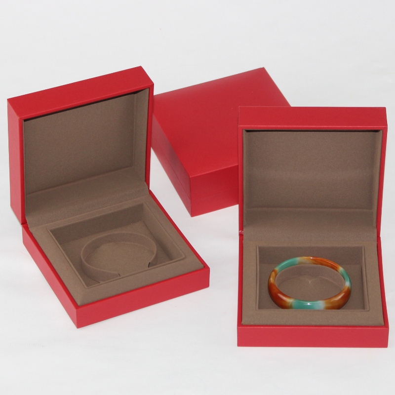 Cassetta di confezionamento di gioielli squisita confezione di gioielli rossi di alta qualità con schiuma di spugna, la dimensione è 115*115*45mm