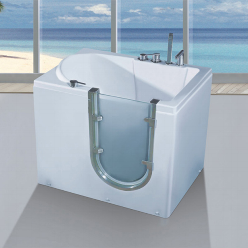 Vasca da bagno a porta aperta