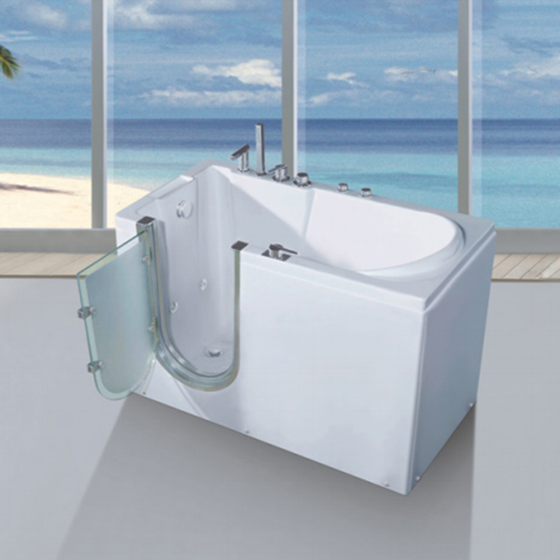 Vasca da bagno a porta aperta