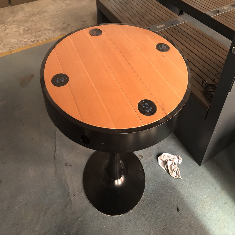 Tavolo Smart Wifi in legno color acciaio con caricatore USB