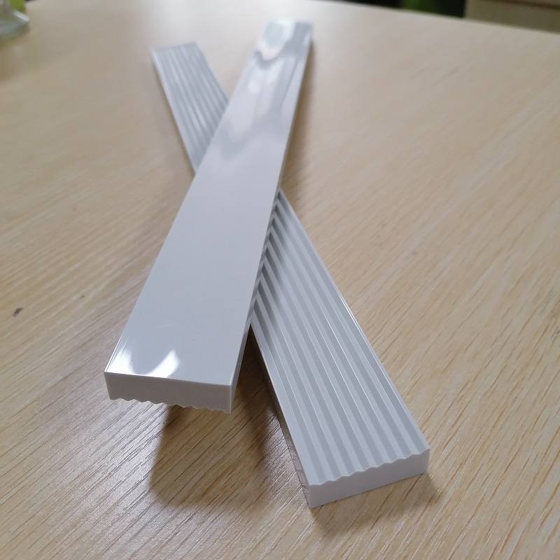 Profili in plastica personalizzati con trattamento superficiale lucido Profilo estruso in PVC striscia piatta