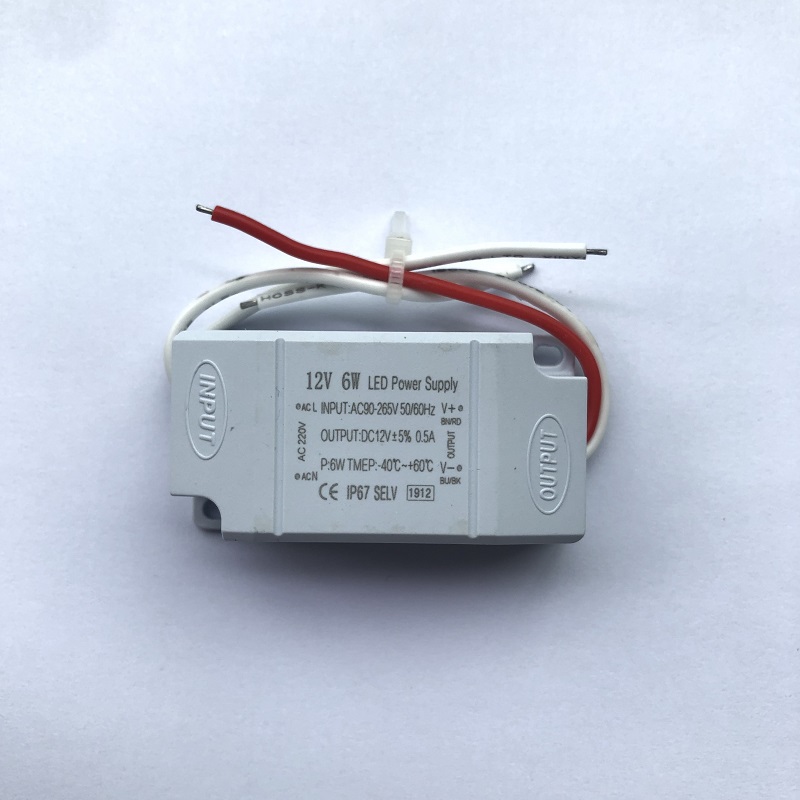 6W 24V Guscio in plastica impermeabile Riempimento colla a pressione costante Alimentatore switching regolato