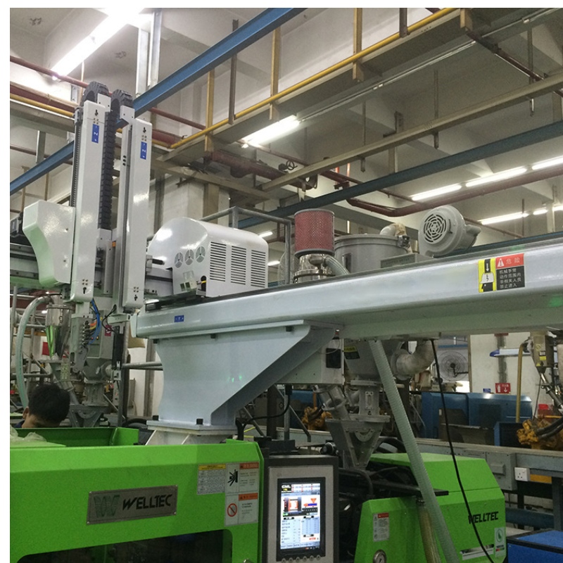 Sotto 600T macchine per lo stampaggio a iniezione con manipolatore robotico servoassistito AC