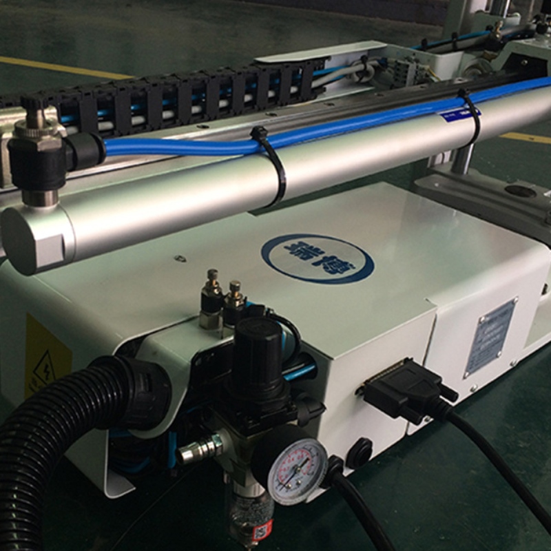 Manipolatore di Picker per macchine per iniezione verticali