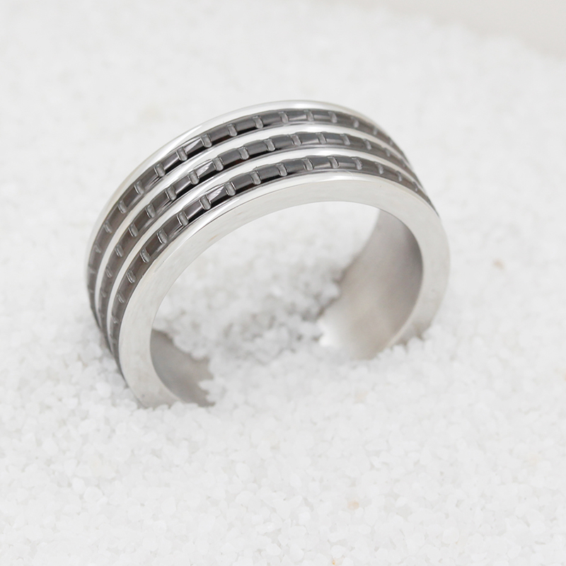 Anello da uomo in acciaio inossidabile bicolore placcato nero