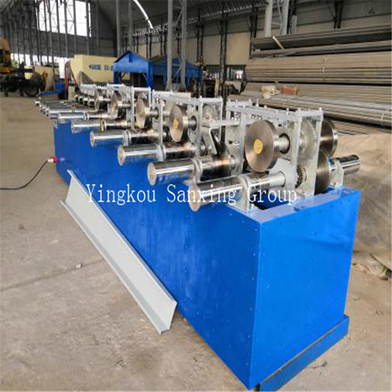 Macchina per pannelli a forma di ventaglio per coperture a cupola con cucitura permanente