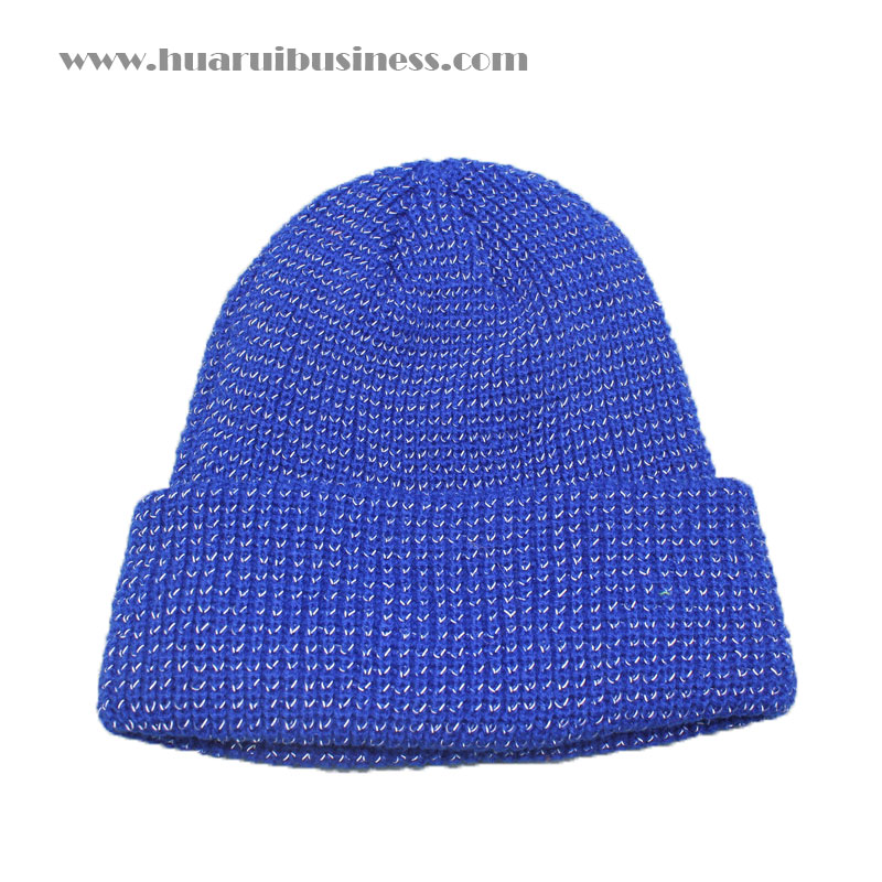 un cappello a maglia acrilica riflettente, tuque, tutto intorno con effetto riflettente