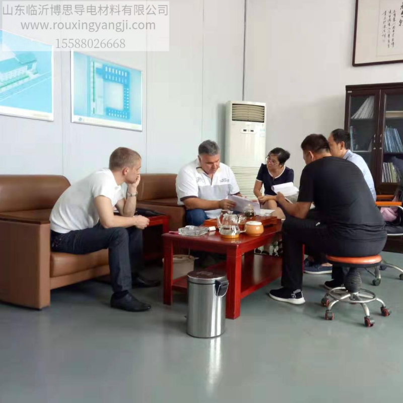 I clienti russi hanno visitato la nostra azienda per affari