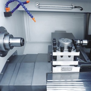 Incredibile tornio CNC all\'interno del processo di lavoro CNC perfetto in fabbrica