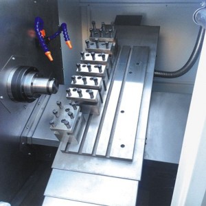 Incredibile tornio CNC all\'interno del processo di lavoro CNC perfetto in fabbrica
