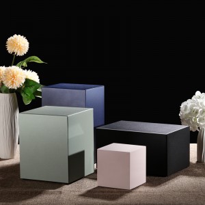 Urne in metallo nero per uomo