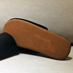 Pantofole con nappine in maglione