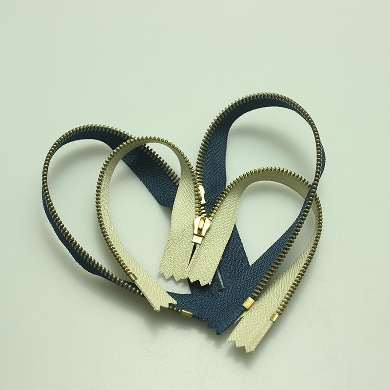 Zipper in ottone in metallo con vari stili e dimensioni, accessori in metallo