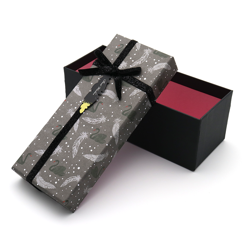 Mancanza del coperchio delnastro di arco di colore e scatole di carta regalo di base per il confezionamento di cioccolato
