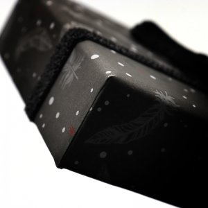 Mancanza del coperchio delnastro di arco di colore e scatole di carta regalo di base per il confezionamento di cioccolato