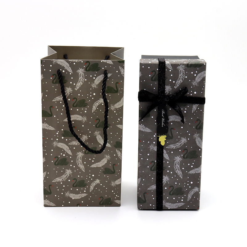 Mancanza del coperchio delnastro di arco di colore e scatole di carta regalo di base per il confezionamento di cioccolato