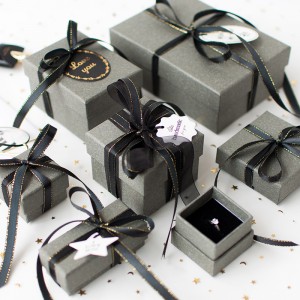 Imballaggio di gioielli di carta in cartone a mano personalizzato per pendente