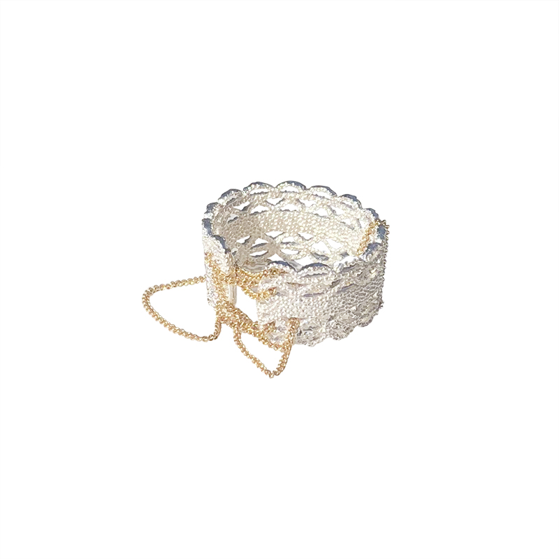 Anello di apertura del pizzo vintage scavato
