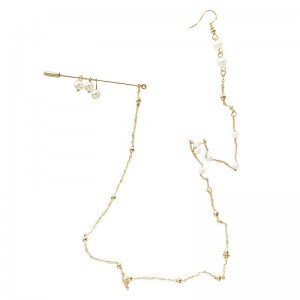 Orecchini uniti da spilla