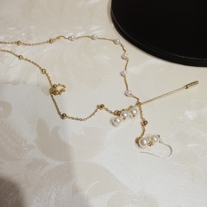 Orecchini uniti da spilla