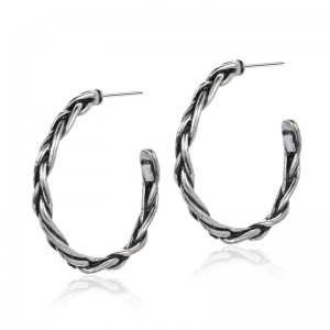 La versione coreana della moda e degli orecchini belli