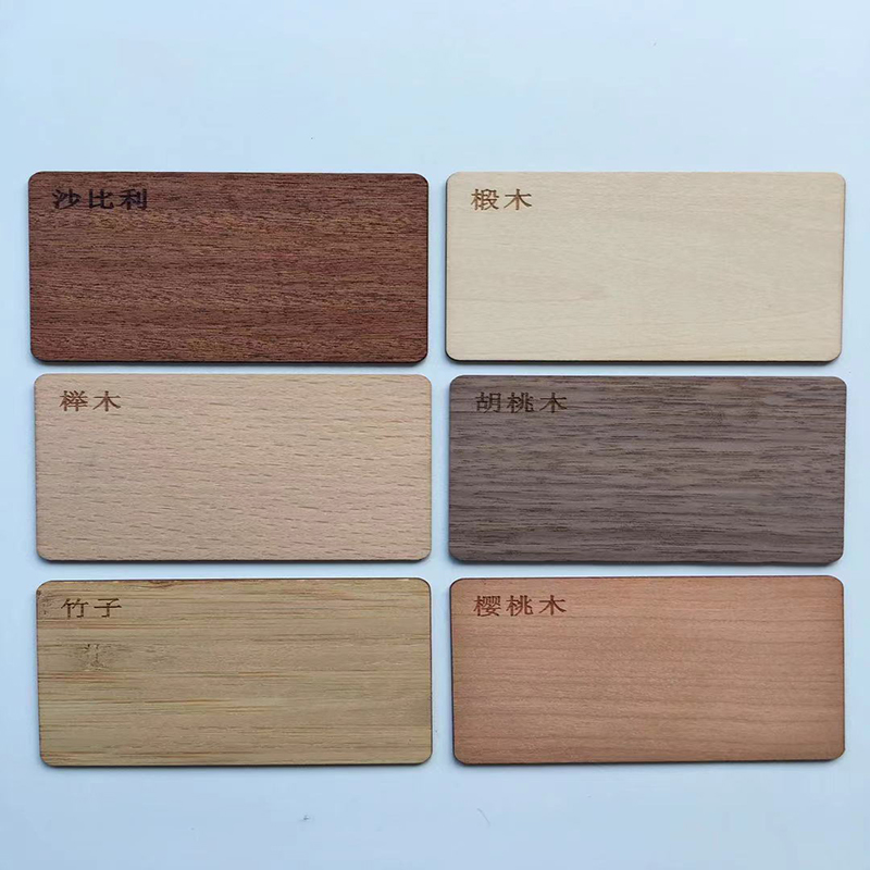 Carta della stanza di legno