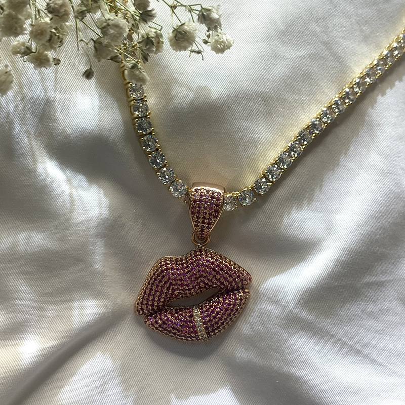 Collana intarata sexy del labbro rosso