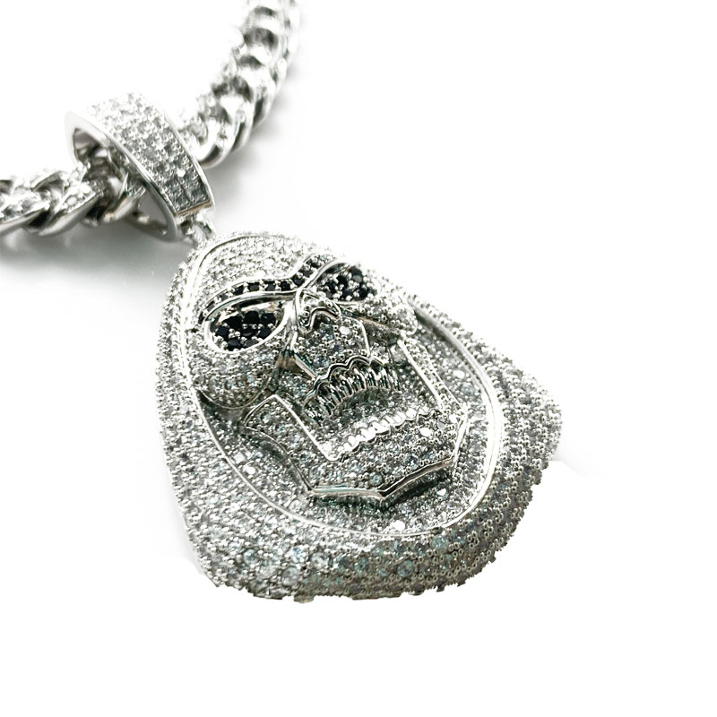 Lanuova testata del demone dell'anca-hop-encrusted è simile a una collana di diamanti