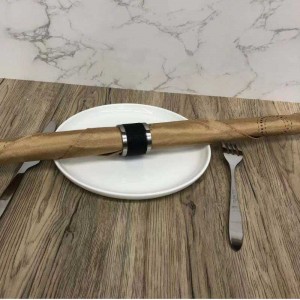 Bellissimi anelli per tovaglioli per cena a mano