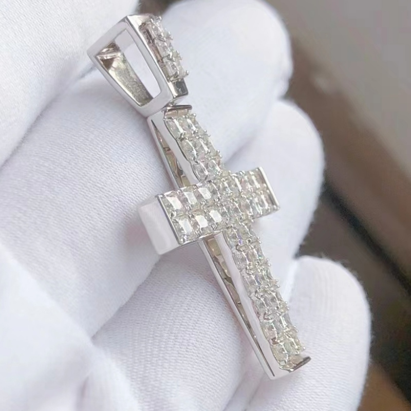 Argento sterling personalizzato 925 con ciondolo in pietra moissanite