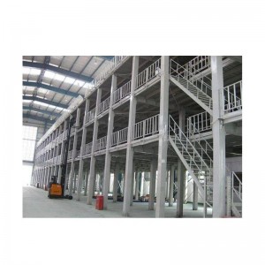 Piattaforma in acciaio e scale