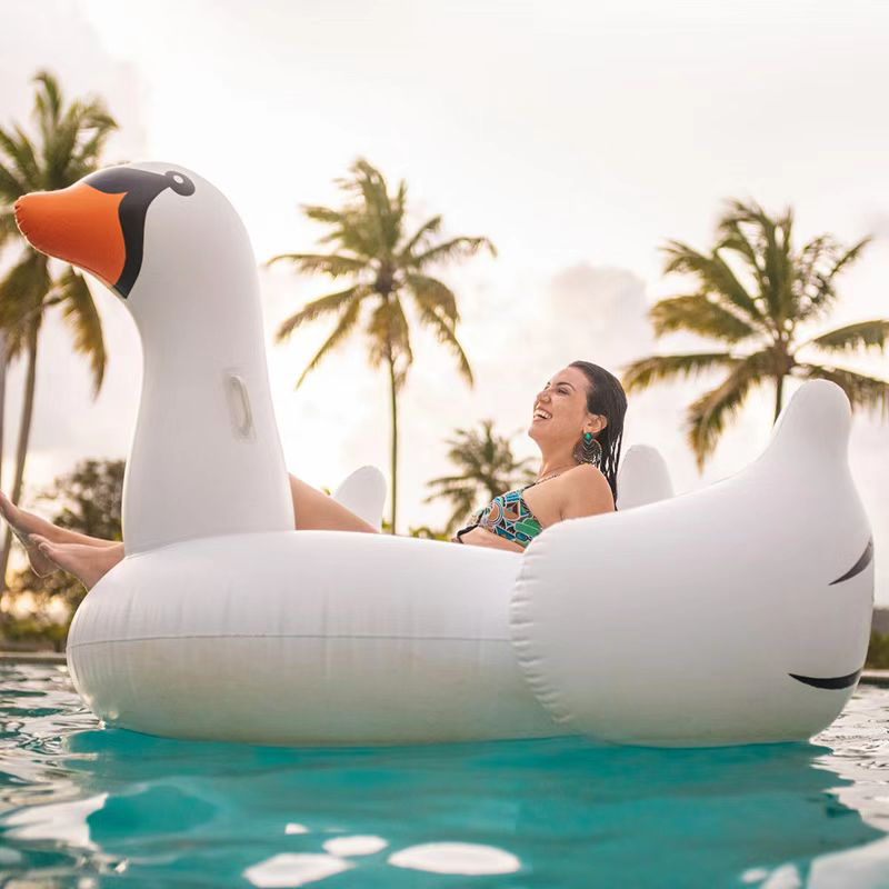 Come pulire i galleggianti della piscina in modo che dureranno per tutta l\'estate insieme a?