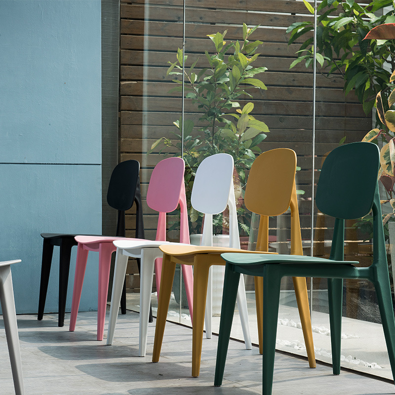 Comodi sedie di plastica colorate mobili da ristorante sedia da caffè in plastica impilabile