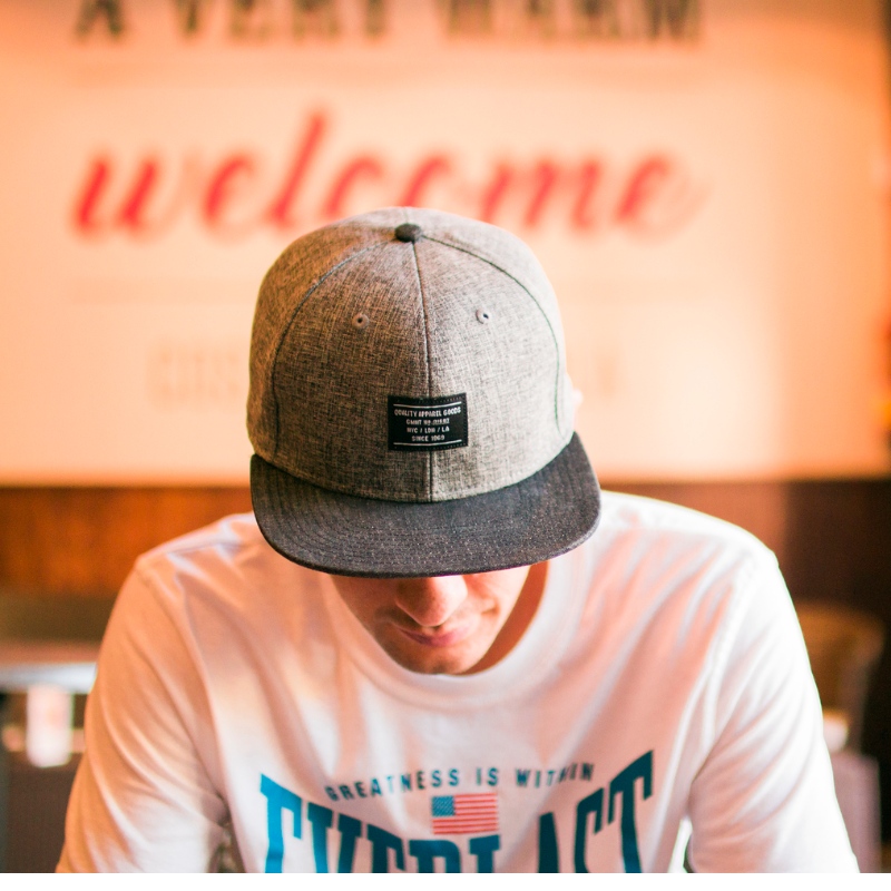 Qual è la differenza tra snapback e cappelli da camionista?