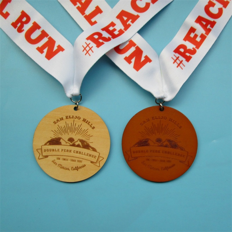 Intaglio in legno grezzo connastro di seta belle medaglie