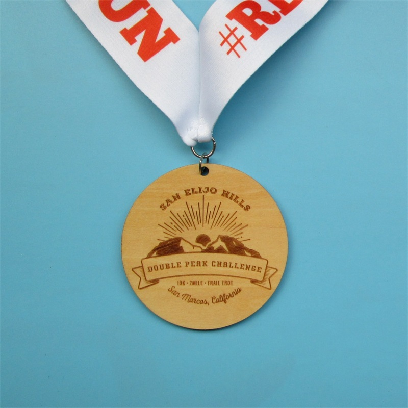 Intaglio in legno grezzo connastro di seta belle medaglie