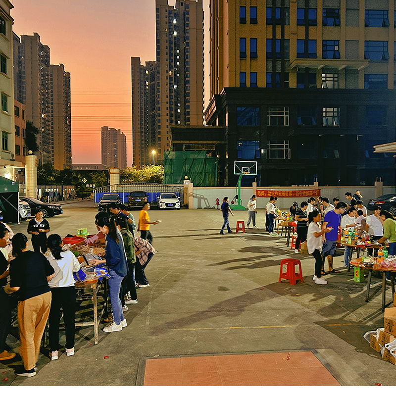 Elongarrow tiene un barbecue per tutti i membri del team